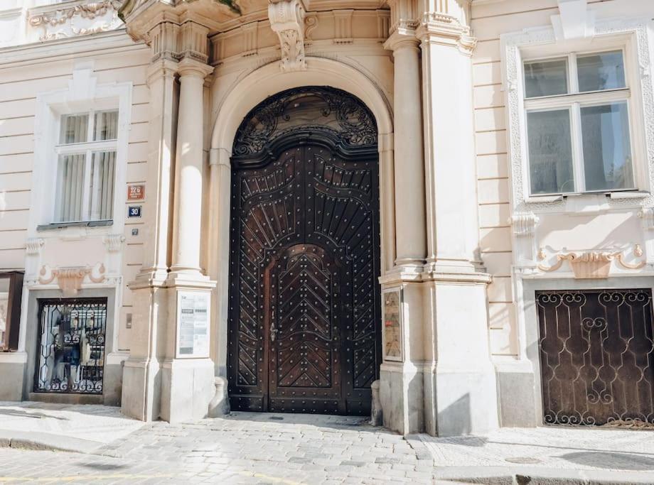 شقة Magnificent Historical Penthouse In The Heart Of براغ المظهر الخارجي الصورة